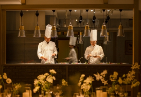 ３面オープンキッチン五感がよろこぶ料理